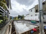 完成へと向かう静かな時間を感じさせる建設現場。暮らしを支える頑丈な土台が整えられています
