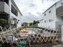住宅地の中に位置し、落ち着いた環境で新しい暮らしを育むための基盤が整えられています
