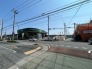 見慣れた街並みに、彩りを添えるような緑の建物。日々の暮らしに寄り添う、心地よい空間がここにあります
 5m