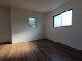 2号棟 2面採光を確保した明るい室内は、爽やかな風を感じる居心地の良い空間です。
シンプルで無駄のない空間が、日々の暮らしに静かな落ち着きをもたらしてくれます。