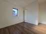 2号棟 無駄な装飾を削ぎ落としたシンプルな空間は、住まう方の感性に寄り添い、思い描く暮らしを自由に描ける余白を感じさせます。