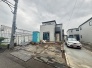 1号棟 前面道路は4mですが、車通りが少ないので駐車がしやすいです。駐車スペース2台分ございます。
