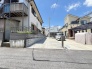 通りから入ったプライベート空間で落ち着いた雰囲気でお住いになる。敷地部分でお子様の遊ぶスペースや駐車スペースに活用できます。
