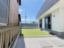 戸建てならではのお庭スペース。BBQやガーデニング、お子様のプールなど、、、、様々な楽しみ方ができるプライベート空間。ご家族皆さままで思いっきりお楽しみください。
