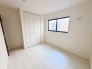 今からここを誰のお部屋にしようか、そんな洋室。大きさは5.3帖です。

