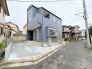 戸建てが立ち並ぶ静かな住宅街。四季折々の移り変わりを感じながら自然と楽しみ、暮らす、そんな毎日を日々の中で感じられる住環境
