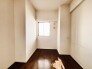 大きな開口部から明るい光が差し込みます。
