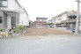 戸建てが立ち並ぶ静かな住宅街。四季折々の移り変わりを感じながら自然と楽しみ、暮らす、そんな毎日を日々の中で感じられる住環境
