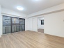 【ＬＤＫ／約１４．５帖】
家族や友人、両親、親戚とこれから沢山の時間を紡ぐのだろう。
そこを彩るのは窓から見える青い空、心地よい緑。そんなイメージが膨らむリビングスペース。

