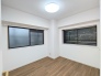 【洋室／約４．５帖】
角住戸につき、全ての居室に窓があります。