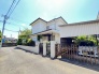 青い空の下で周囲と調和する、日々の安らぎを感じられる住まいです
