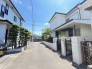 落ち着いた色調の建物が並ぶ、閑静な住宅街。空の広がりを感じる開放的な雰囲気が魅力です

