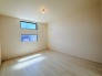 1号棟 今からここを誰のお部屋にしようか、そんな洋室。大きさは8.25帖です。
 2026/07/10m
