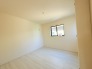 今からここを誰のお部屋にしようか、そんな洋室。大きさは6.12帖です。
