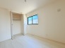 今からここを誰のお部屋にしようか、そんな洋室。大きさは6.0帖です。
