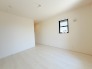今からここを誰のお部屋にしようか、そんな洋室。大きさは7.0帖です。
