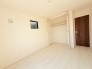 今からここを誰のお部屋にしようか、そんな洋室。大きさは6.08帖です。
