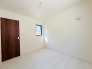 今からここを誰のお部屋にしようか、そんな洋室。大きさは5.25帖です。
