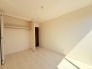 今からここを誰のお部屋にしようか、そんな洋室。大きさは6.08帖です。
