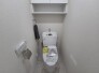 ウォシュレット機能付きのトイレ。収納もあり実用性も兼ね備えた造り。
