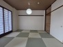 大きな開口部から明るい光が差し込む、日中の室内の明るさがこの部屋の魅力です。
