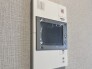 録画機能もあり、どのような人が何時に来訪されたのかが分かります。防犯上はもちろん、お届け物などの把握にも便利です。ライトが付いているので、夜間でも安心です。

