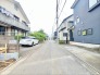 2号棟 6m幅員の道路に面しておりお車の運転が苦手な方でも安心して出入りいただけます。
