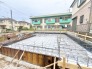 2号棟 戸建てが立ち並ぶ静かな住宅街。四季折々の移り変わりを感じながら自然と楽しみ、暮らす、そんな毎日を日々の中で感じられる住環境
