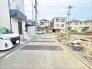 2号棟 6m幅員の道路に面しておりお車の運転が苦手な方でも安心して出入りいただけます。
