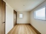 B号棟 衣類の整理整頓に嬉しいクローゼット付きのお部屋。お子様のお部屋としても便利です。
 2026/06/05m