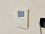 録画機能もあり、どのような人が何時に来訪されたのかが分かります。防犯上はもちろん、お届け物などの把握にも便利です。ライトが付いているので、夜間でも安心です。

