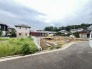 2号棟 周辺環境と調和する、落ち着いた佇まいの住まいを築くための広々とした土地をご提案します
