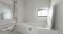 落ち着いた色味の浴室で1日の疲れをゆっくりと癒してください。

