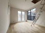 今からここを誰のお部屋にしようか、そんな洋室。大きさは7.03帖です。
