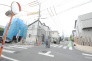 前面道路は広く、駐車がしやすいです。駐車スペース2台分ございます。
