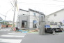 戸建てが立ち並ぶ静かな住宅街。四季折々の移り変わりを感じながら自然と楽しみ、暮らす、そんな毎日を日々の中で感じられる住環境
