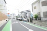 戸建てが立ち並ぶ静かな住宅街。四季折々の移り変わりを感じながら自然と楽しみ、暮らす、そんな毎日を日々の中で感じられる住環境
