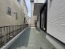 戸建てならではのお庭スペース。BBQやガーデニング、お子様のプールなど、、、、様々な楽しみ方ができるプライベート空間。ご家族皆さままで思いっきりお楽しみください。
