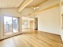 4号棟 家族や友人、両親、親戚とこれから沢山の時間を紡ぐのだろう。そこを彩るのは窓から見える青い空、心地よい緑。そんなイメージが膨らむリビングスペース。
 2026/07/16m