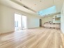 1号棟 大きな開口部から明るい光が差し込むリビング。日中の室内の明るさがこの部屋の魅力です。
 2026/07/16m
