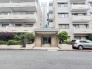 整えられたエントランスが、住まう方の日常を穏やかに彩ります。安心感のある街並みに佇む一棟
