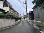 戸建てが立ち並ぶ静かな住宅街。四季折々の移り変わりを感じながら自然と楽しみ、暮らす、そんな毎日を日々の中で感じられる住環境
