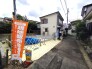 戸建てが立ち並ぶ静かな住宅街。四季折々の移り変わりを感じながら自然と楽しみ、暮らす、そんな毎日を日々の中で感じられる住環境
