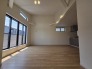 家族の集うリビングには色々な方向から光が差し込む設計に。家族のコミュニケーションが弾むスポットだから明るい雰囲気であってほしい。
