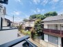 陽ざしが差込む明るいバルコニー。奥行きのあるバルコニーはお洗濯時に助かります。
