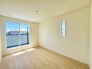 1号棟 今からここを誰のお部屋にしようか、そんな洋室。大きさは5帖です。
 2026/08/07m