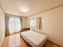 ゆとりの7.5帖ある寝室、陽光が入りやすく朝の目覚めも気持ち良く起こしてくれます。
