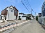 戸建てが立ち並ぶ静かな住宅街。四季折々の移り変わりを感じながら自然と楽しみ、暮らす、そんな毎日を日々の中で感じられる住環境
