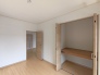【洋室／約６帖】
元々和室だったお部屋は、フローリングを張ってキレイな洋室に生まれ変わりました。