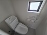 ウォシュレット機能付きのトイレ。換気のしやすい窓付きで、収納もあり実用性も兼ね備えた造り。

